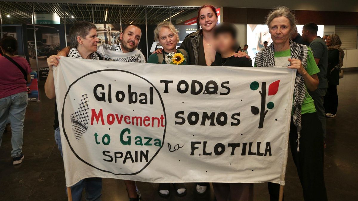 La activista Bianca Milacic junto a sus compañeras en el aeropuerto de Gran Canaria.