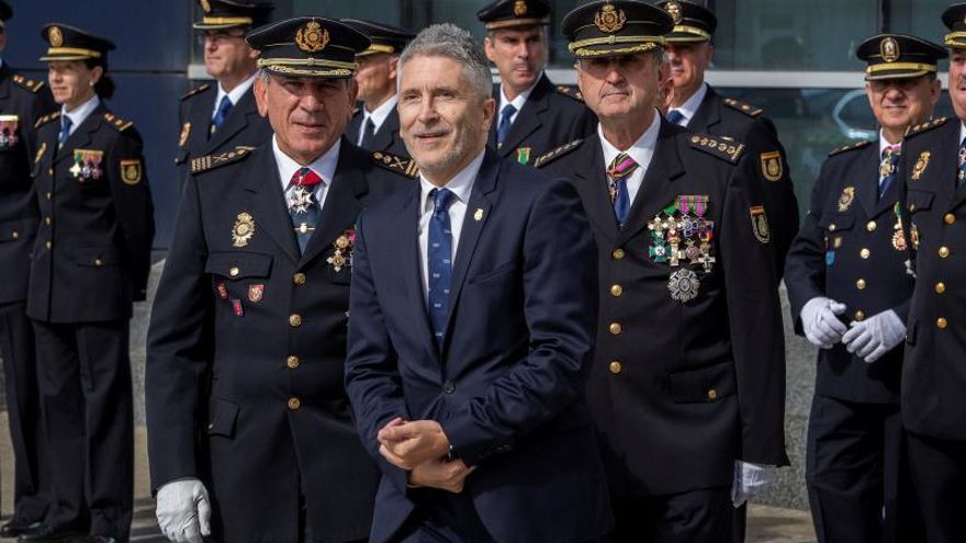 El ministro del Interior en funciones, Fernando Grande-Marlaska (c), durante los actos de conmemoración del Día de la Policía que ha presidido hoy en Cádiz, en los que se ha rendido un homenaje a los caídos en acto de servicio y se ha impuesto condecoraciones al mérito policial.