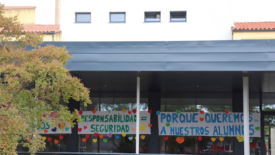 Las niñas de padres negacionistas de un colegio de Cáceres regresan finalmente a clase con mascarilla