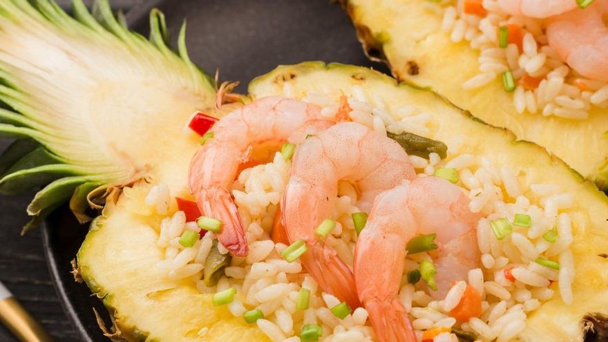Ensalada de piña con langostinos