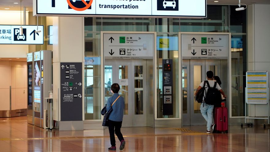 Pasajeros en el aeropuerto de Tokio este lunes. EFE/EPA/FRANCK ROBICHON