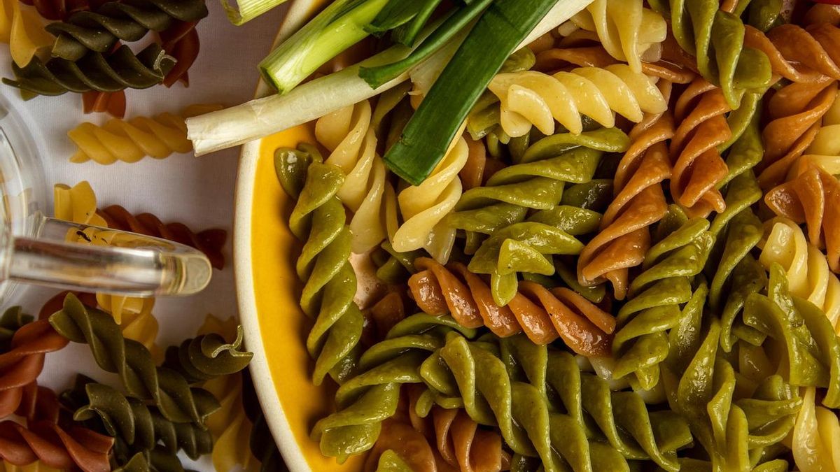 Ensalada de pasta arcoíris