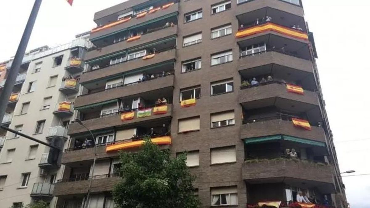 Archivo | Edificios con banderas de España colgadas de sus balcones