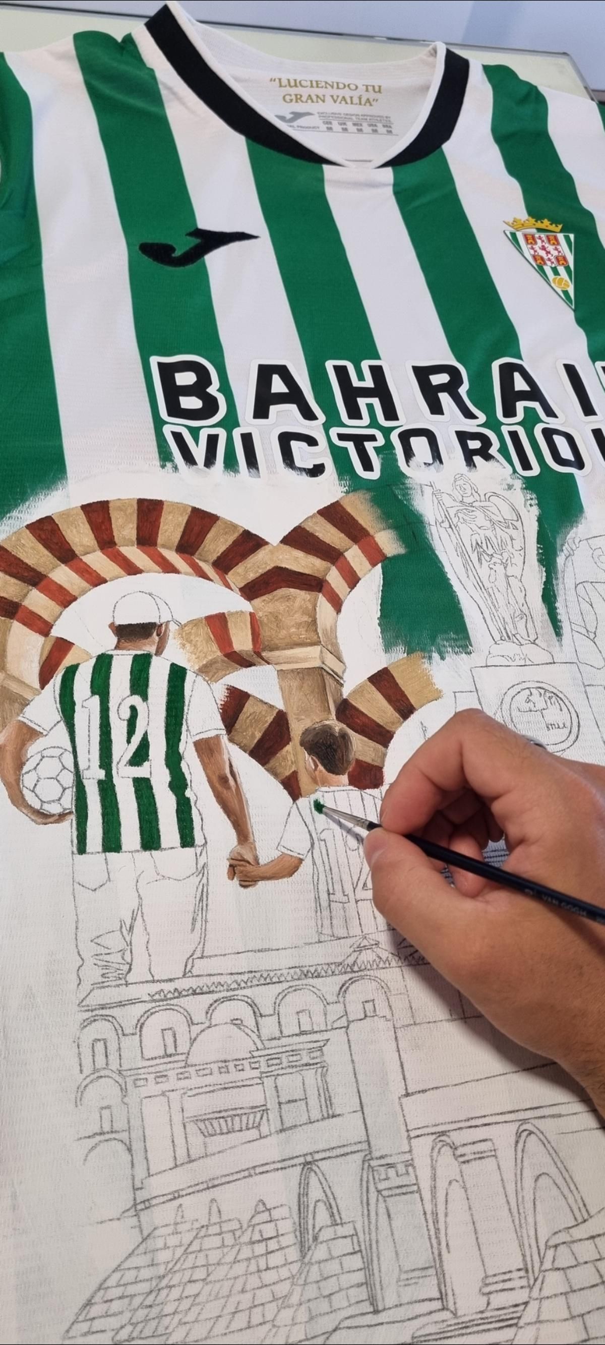 Imagen del proceso de pintado del a camiseta del Córdoba CF.