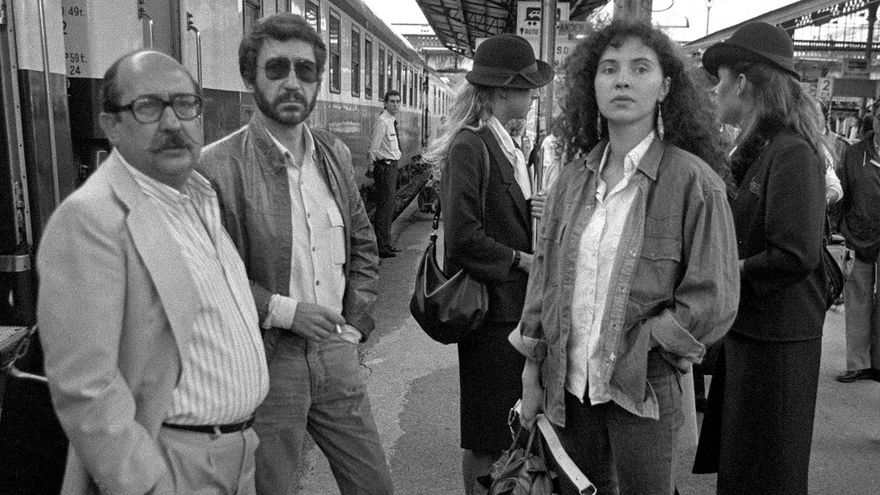 De izquierda a derecha, Antonio Gamero, José Sacristán y Laura del Sol, actores de 'El viaje a ninguna parte', a su llegada al XXXIV Festival Internacional de Cine de San Sebastián de 1986