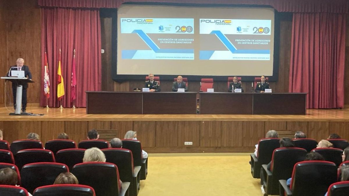 Inauguración del curso sobre la figura del Interlocutor Policial Sanitario en el Hospital de León.