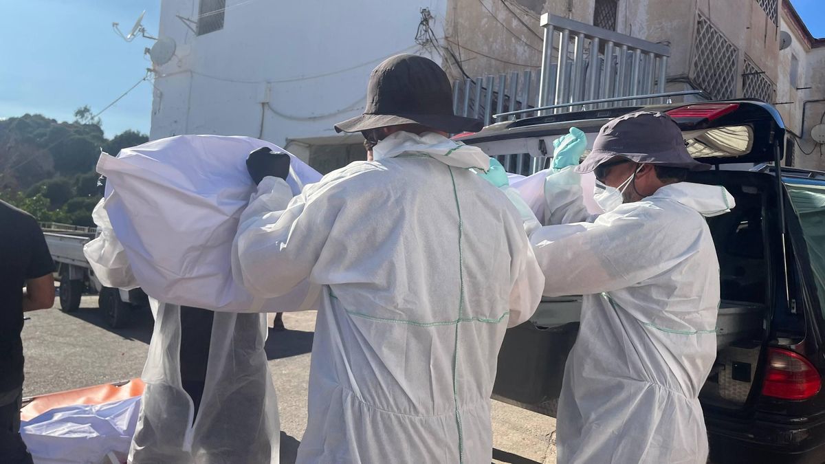 Traslado del cadáver de una de las personas migrantes que murieron en tránsito desde Marruecos el 30 de julio.