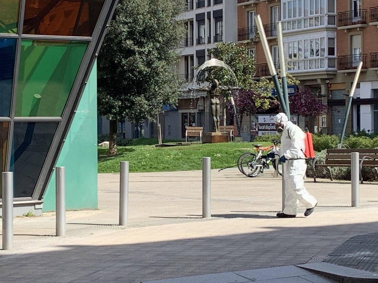 Un operario desinfecta la plaza Amárica de Vitoria
