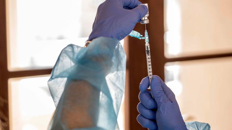 Una sanitaria prepara una dosis de la vacuna de Astrazéneca. EFE/ David Arquimbau Sintes/Archivo