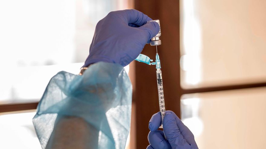 Una sanitaria prepara una dosis de la vacuna de Astrazéneca. EFE/ David Arquimbau Sintes/Archivo