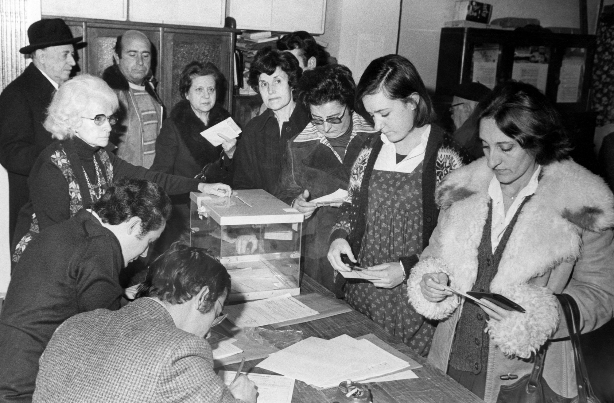 BARCELONA, 06/12/1978. Varias mujeres aguardan para votar en le referéndum de la Constitución.