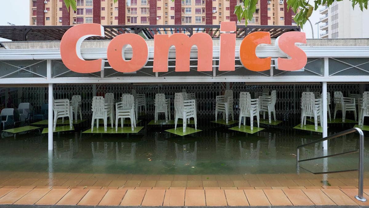 Un restaurante de costa con la terraza completamente anegada este lunes a primera hora.