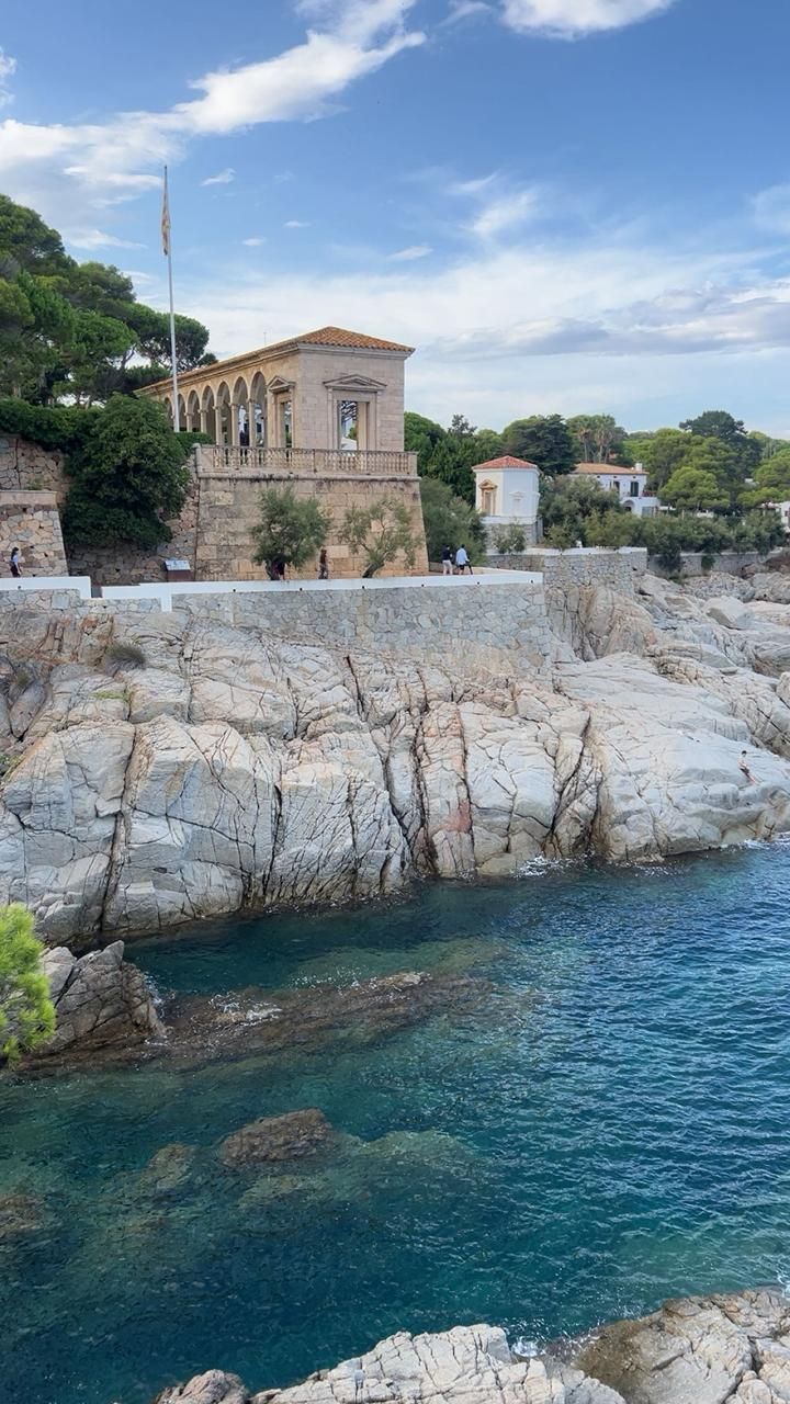 Por S’Agaró, en un hotel llamado Hostal de La Gavina, se alojaron personajes como Orson Welles, Ava Gardner, Elizabeth Taylor o Salvador Dalí protagonizaron banquetes majestuosos.