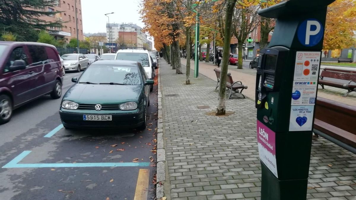 Aparcamientos de la zona ORA en una avenida de la ciudad de León.