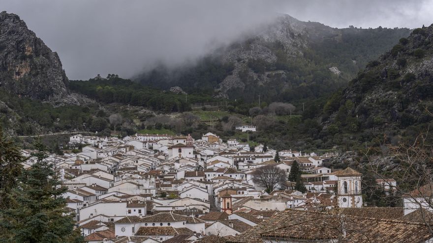 Vista este martes del pueblo de Grazalema (Cádiz), donde esta noche se activa la alerta roja en espera de abundantes precipitaciones.