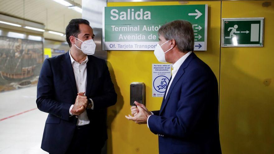 Ignacio Aguado y Ángel Garrido, inaugurando un dispensador de gel.