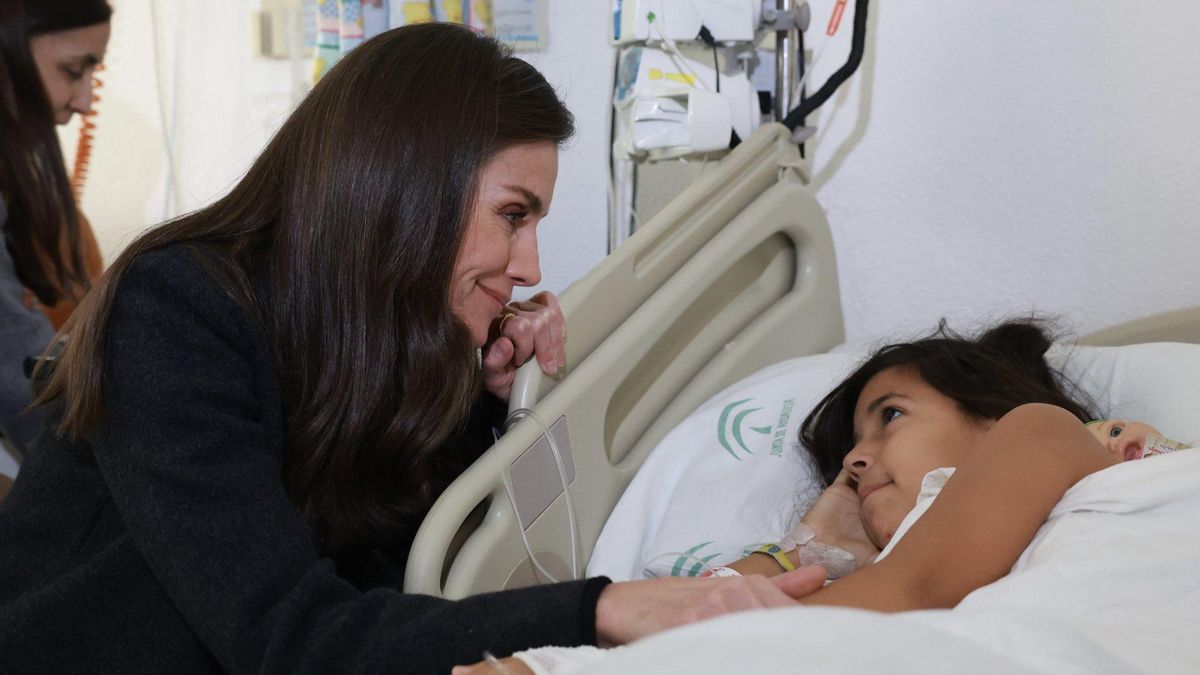 La reina Letizia, con una niña herida.