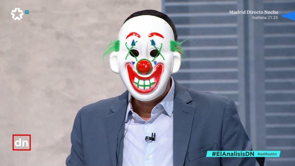 Antonio Naranjo sorprendió con una careta de payaso en Telemadrid para cuestionar a Sánchez: "Ninguna gracia"