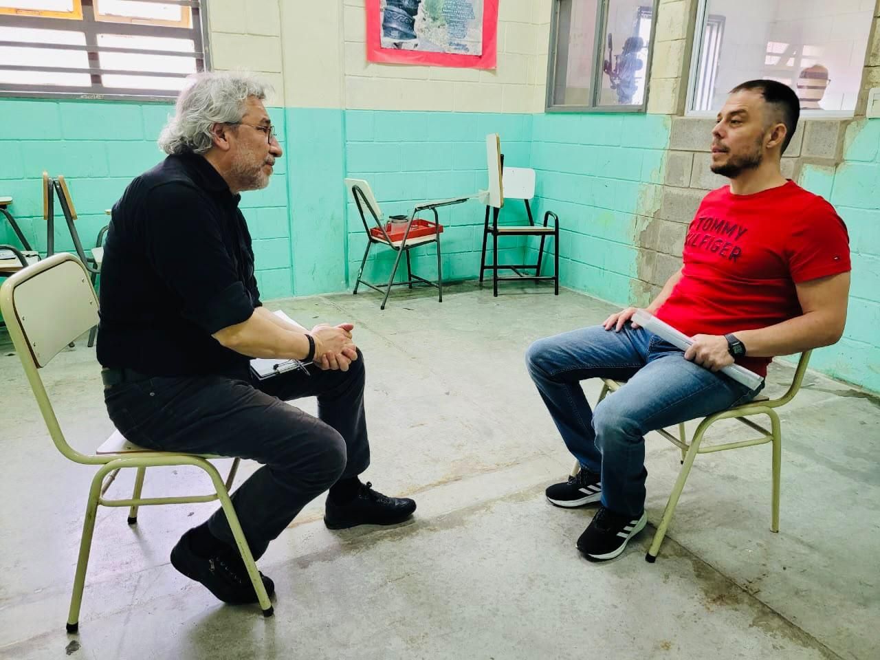 Dündar y Kurtulus en una entrevista en el penal de Ezeiza en 2023.