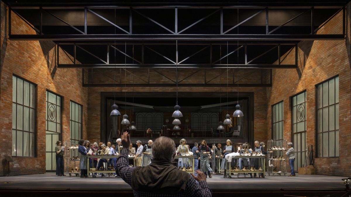 Mark Elder dirige un ensayo de ‘Luisa Miller’ en el Palau de les Arts.