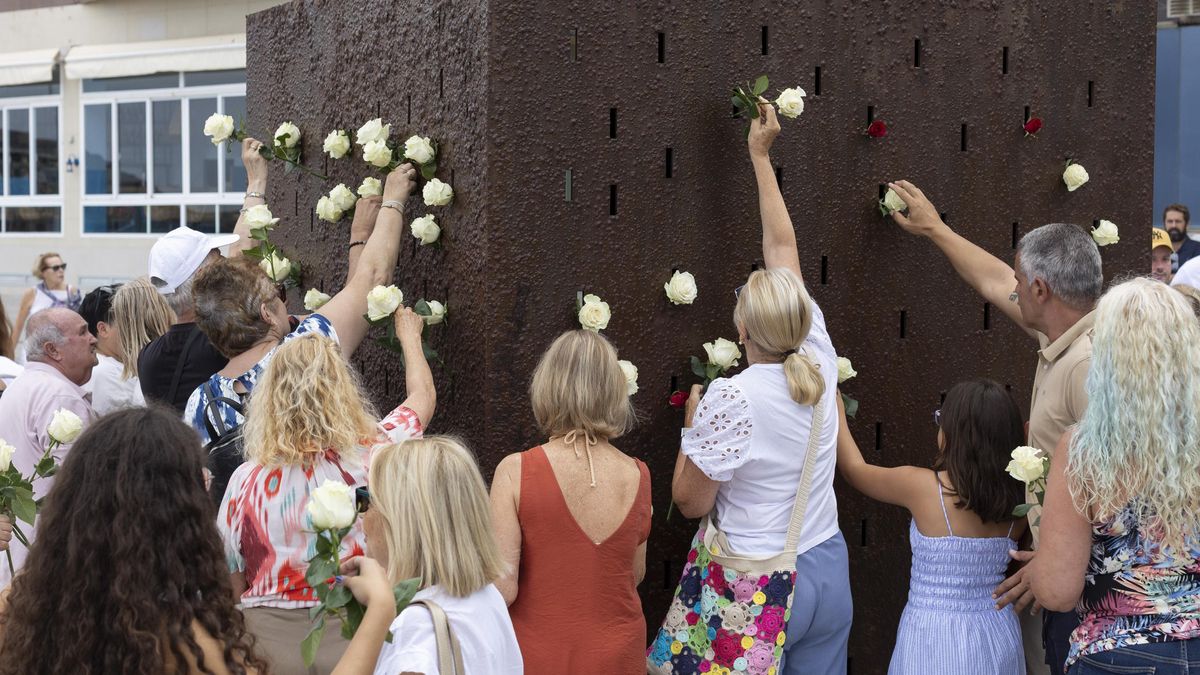 Varios familiares de los fallecidos depositan flores en el monumento Luces en el Vacío en Las Palmas de Gran Canaria