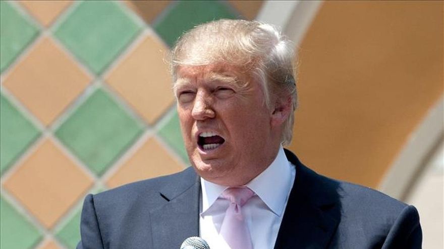 Congresistas piden prohibir que Trump exhiba su nombre en hotel en Washington