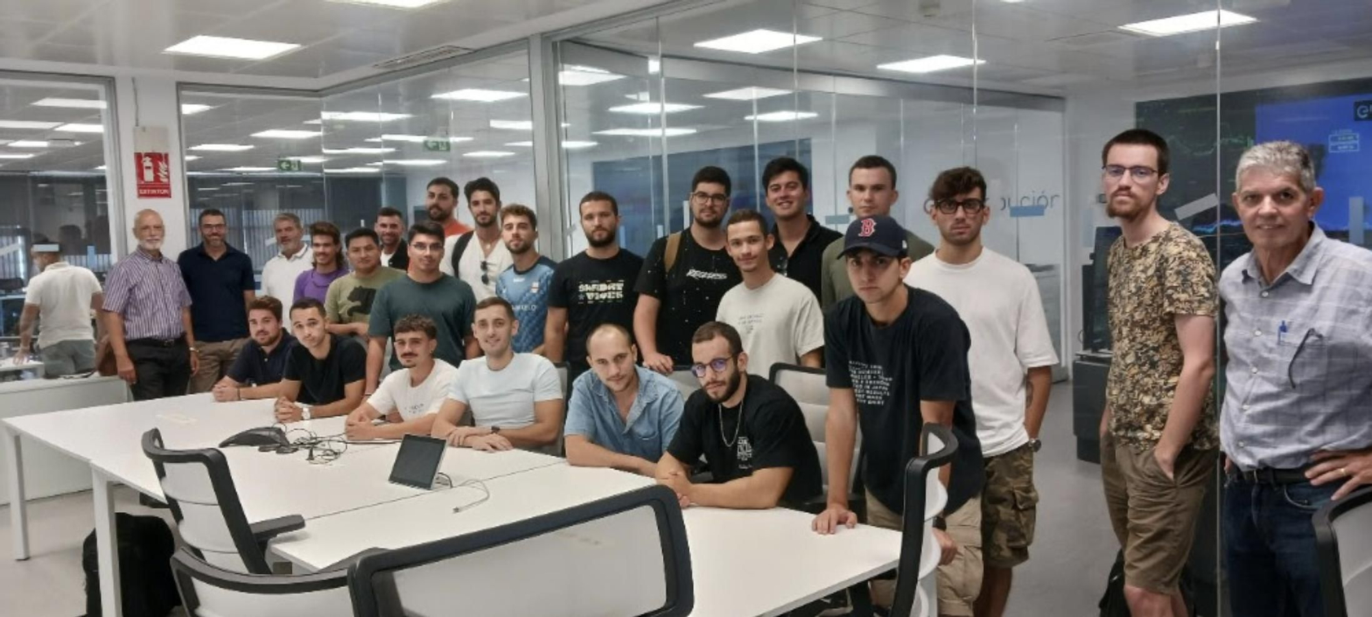 Alumnos de cuarto curso de Ingeniería Eléctrica de la ULPGC junto a sus profesores y los responsables del Centro de Control de Endesa en Canarias.