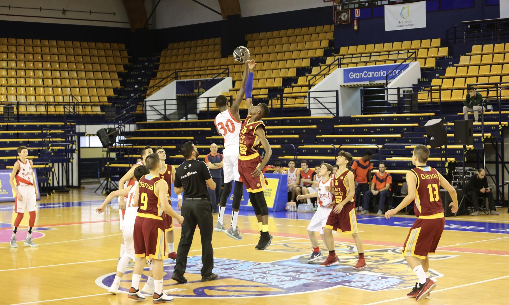 Saque inicial en el duelo entre el Gran Canaria y el Baskonia de la Minicopa Endesa en el CID. (Alejandro Ramos).