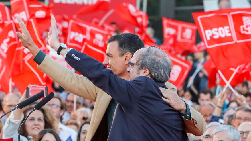 Archivo - El secretario general del PSOE y presidente del Gobierno en funciones, Pedro Sánchez, y el candidato del PSOE a la Comunidad de Madrid, Ángel Gabilondo, participan en el acto de cierre de campaña del PSOE en el Auditorio Pilar García Peña de Mad