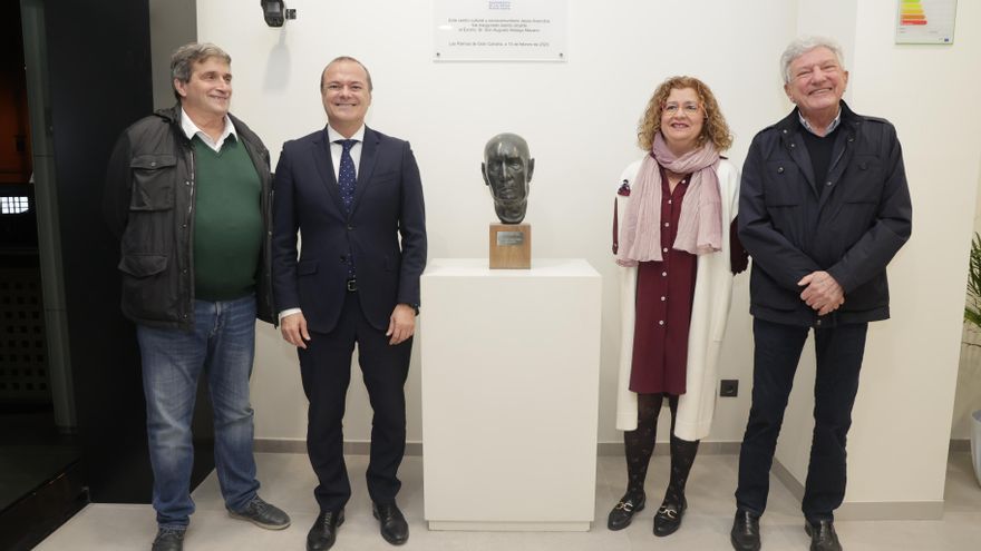Augusto Hidalgo, Javier Doreste y Pedro Quevedo junto a María del Carmen Arencibia, familiar del pintor Jesús Arencibia