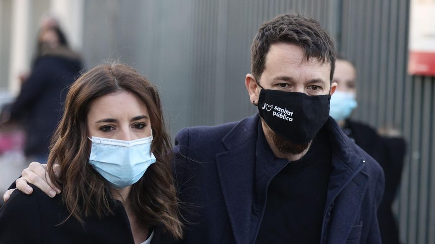 La ministra de Igualdad, Irene Montero, y el exvicepresidente del gobierno Pablo Iglesias a su llegada a un juicio para declarar por el presunto acoso hacia sus hijos, en el Juzgado de lo penal 30, a 9 de febrero de 2022, en Madrid (España). Los hechos se remontan a noviembre y diciembre de 2019 cuando, presuntamente, el periodista Alejandro Entrambasaguas acosó a los hijos de Montero e Iglesias que leer más por entonces solo tenían 17 meses y a su niñera. Entrambasaguas se enfrenta a una petición de la acusación de la fiscalía de un año de cárcel y a una orden de alejamiento mayor a 500 metros de los menores durante dos años. La empresa en la que trabajaba Entrambasaguas en 2019 está acusada como posible responsable civil subsidiaria de los hechos.