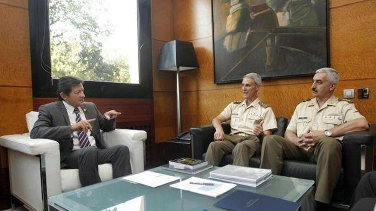 De izquierda a derecha, el expresidente del Principado, Javier Fernández, con los coroneles Baldomero Argüelles y Vicente Bravo, en una imagen de archivo.