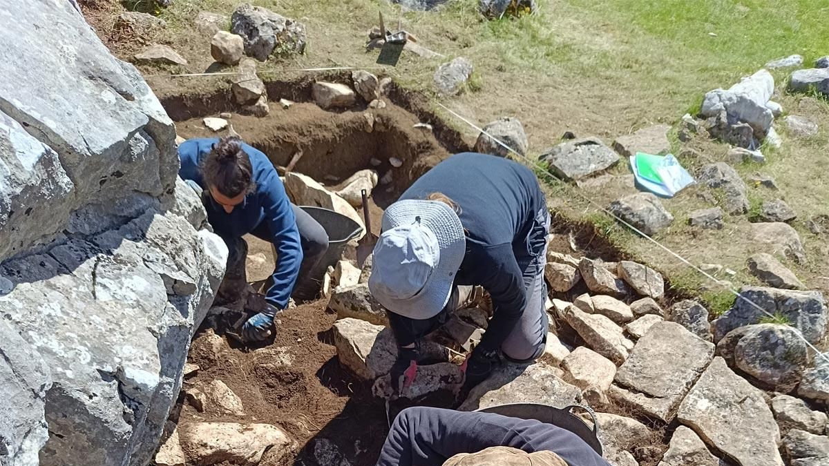 Cata arqueológica en busca de restos de actividad ganadera en Torre de Babia.