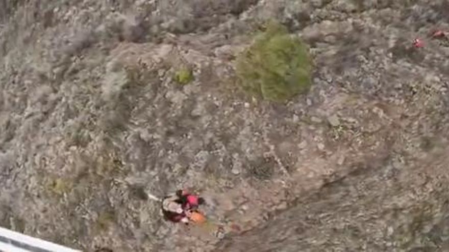 Un helicóptero del GES rescata a una parapentista tras sufrir una caída en Tenerife