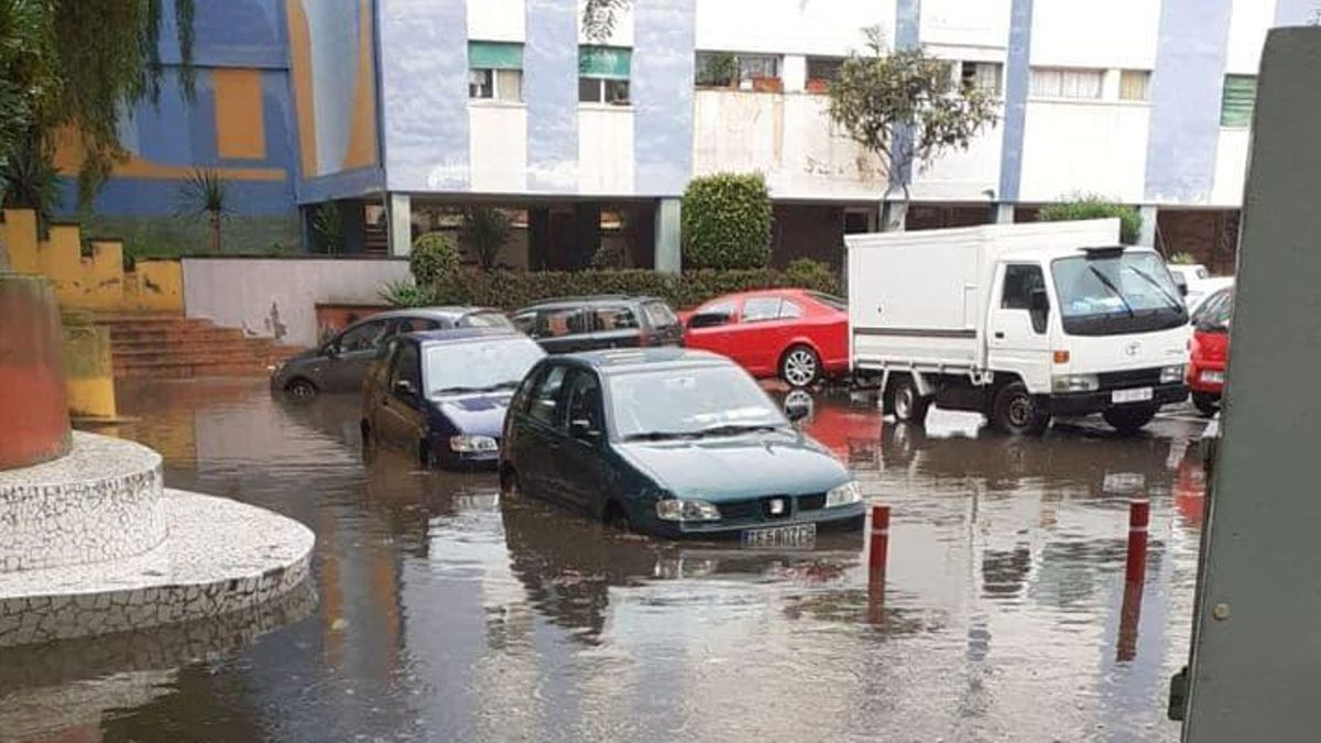 Una calle de La Laguna, en Tenerife, anegada por la lluvia