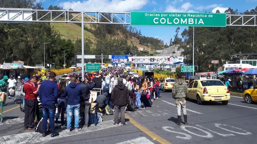 Cientos de migrantes venezolanos llegan al Puente de Rumichaca este domingo, en la frontera entre Colombia y Ecuador, en Tulcán (Ecuador).