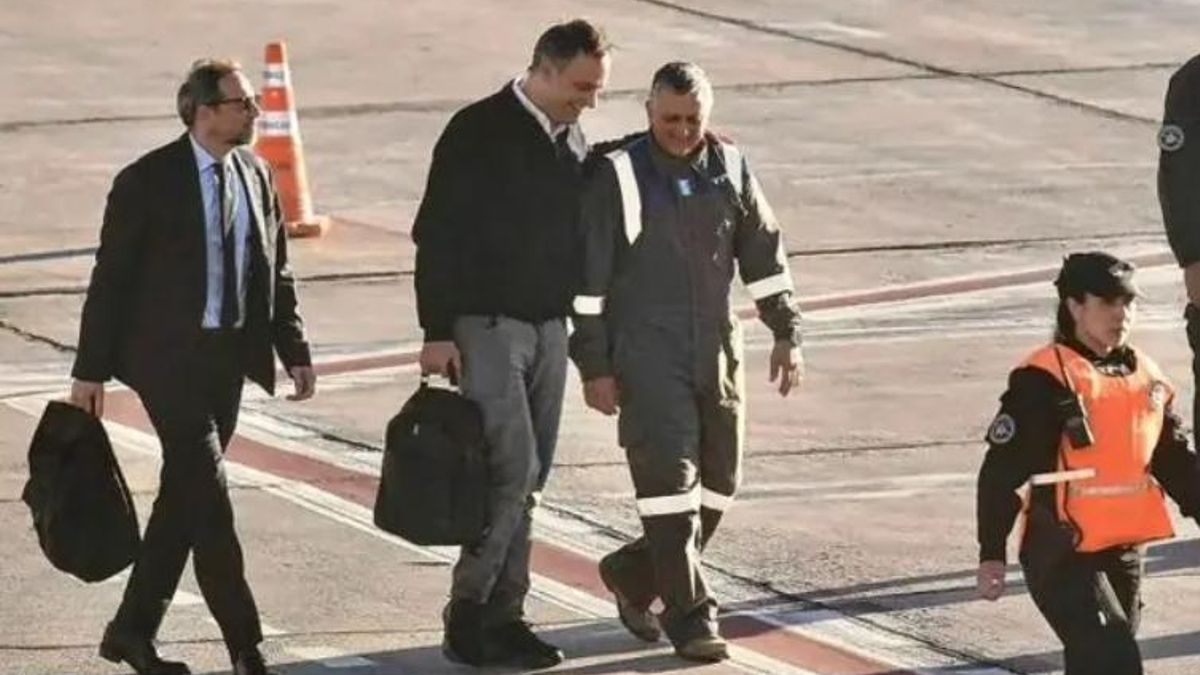 Manuel Adorni y el CEO de YPF Horacio Marín.