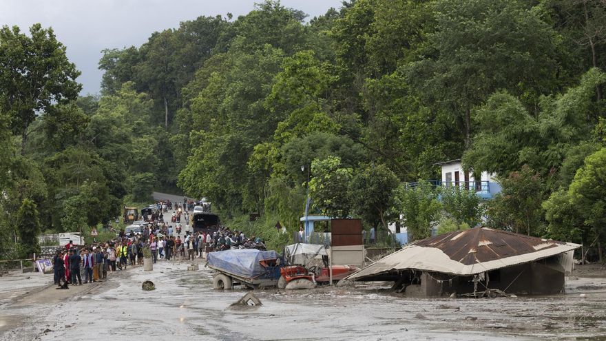 Al menos 332 muertos y casi 1.400 desaparecidos en las riadas de la frontera de Nepal