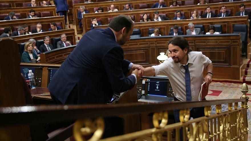 Pablo Iglesias saluda a José Luis Ábalos en una imagen de archivo.