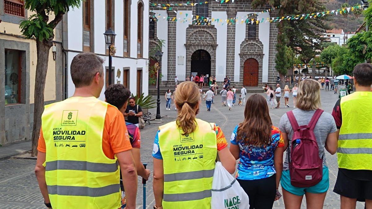 Voluntarios ante la  Basílica del Pino.