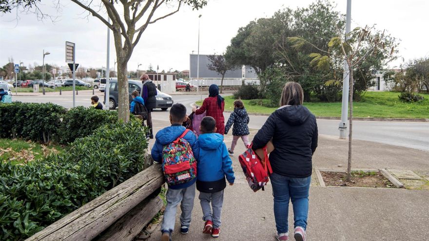 La vuelta al colegio en Europa: el debate entre la presencialidad y el temor a las bajas docentes