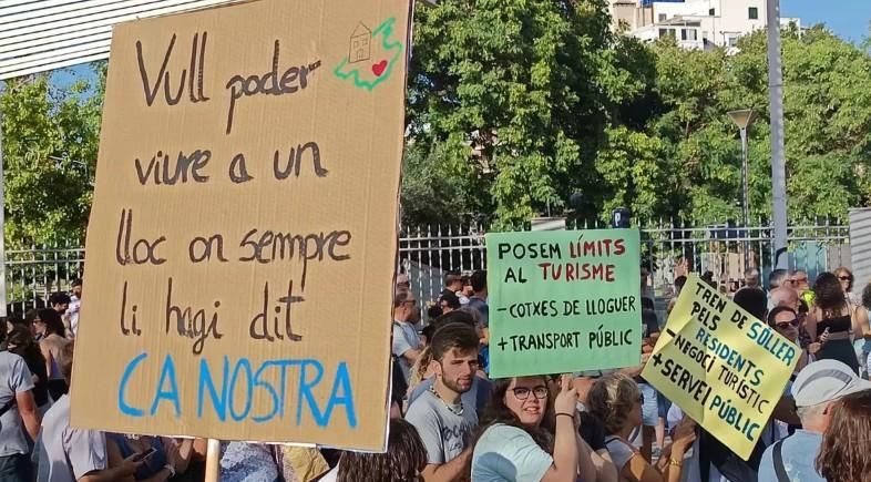 Manifestantes en la protesta llevada a cabo julio de 2024 en Mallorca contra la masificación turística y las dificultades para acceder a una vivienda