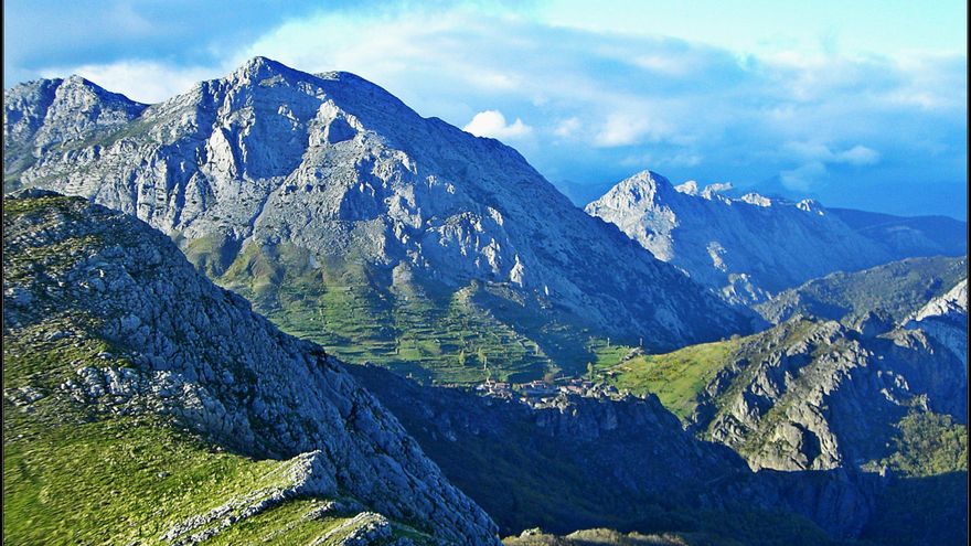 Valdorria, un nido de águilas sobre el Curueño y bajo las miradas de Peña Valdorria y Cueto Ancino (derecha, fondo). La Senda del Hayedo.