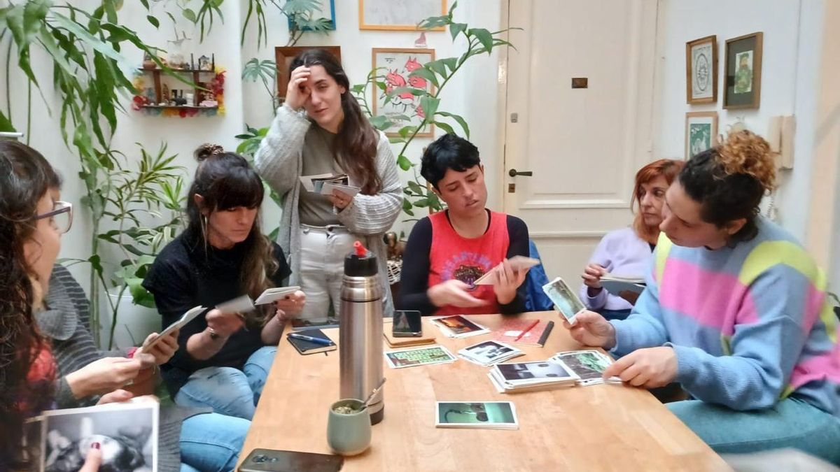 Madres crean relatos, bitácoras y fanzines que transforman la experiencia de maternar en un espacio colectivo y político