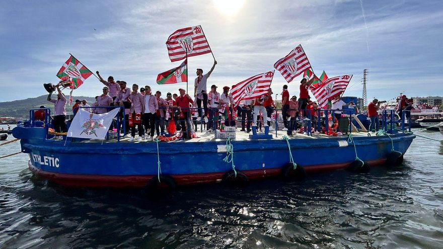 Una marea rojiblanca colma Bilbao al paso de la Gabarra en la histórica fiesta del Athletic