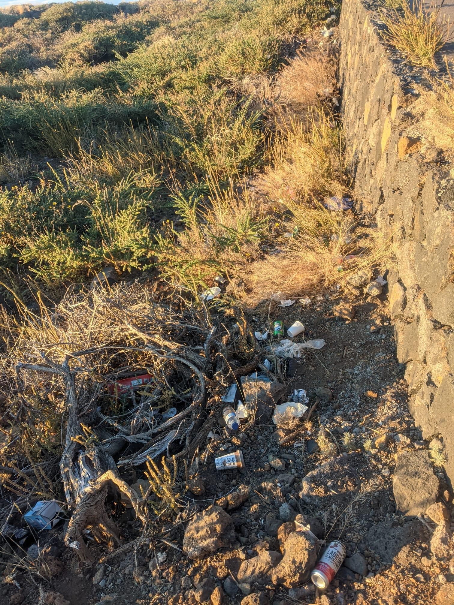 En la imagen,  basura en los alrededores del Centro de Visitantes del Roque, aún por inaugurar, situado en las cumbres de Garafía.