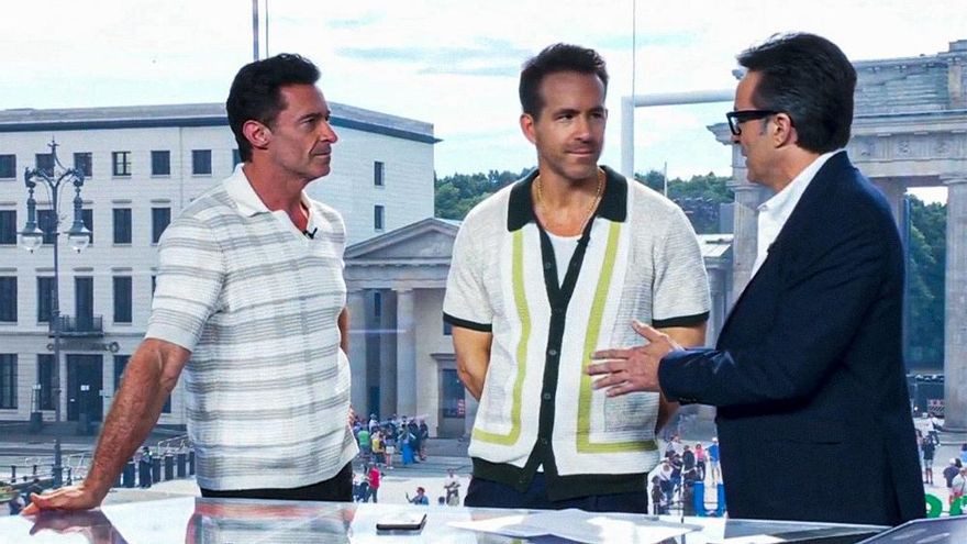 Hugh Jackman y Ryan Reynolds irrumpen por sorpresa en el plató de TVE por la Eurocopa: "Yo apoyo a España al 110%"