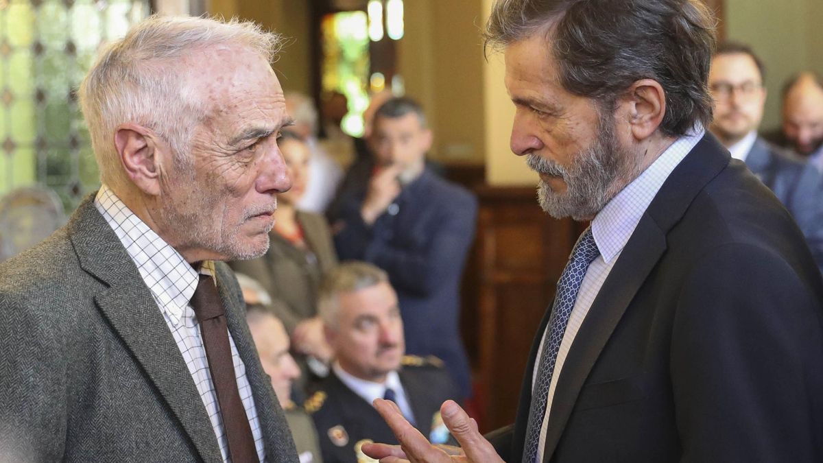 Los expresidentes Pedro de Silva, a la izquierda, y Javier Fernández, ayer en el homenaje póstumo a Sergio Marqués. 