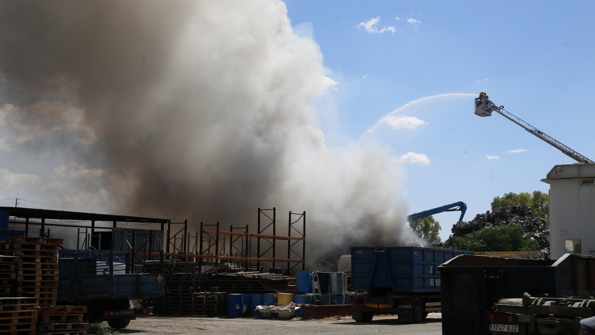 Los bomberos acuden a sofocar un aparatoso incendio de chatarra en los terrenos de la empresa Solanas