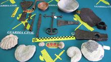 La Guardia Civil incauta 25 piezas fósiles y metálicas de la época romana en Guadalajara